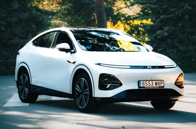 El Xpeng G6 (2025) de color blanco