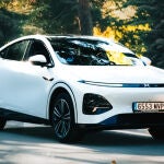 El Xpeng G6 (2025) de color blanco