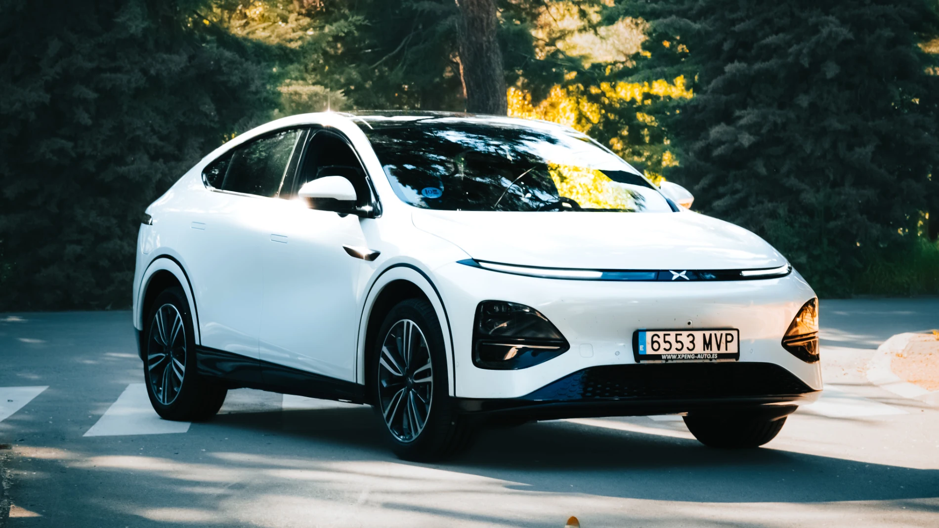 El Xpeng G6 (2025) de color blanco