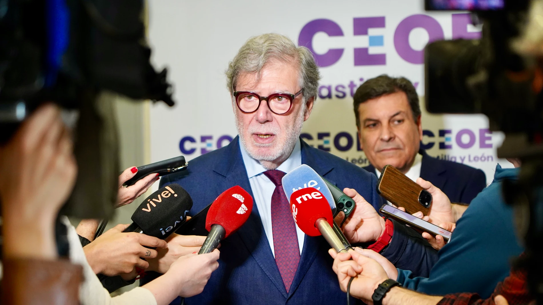 El presidente de CEOE Castilla y León, Santiago Aparicio, atiende a los medios de comunicación