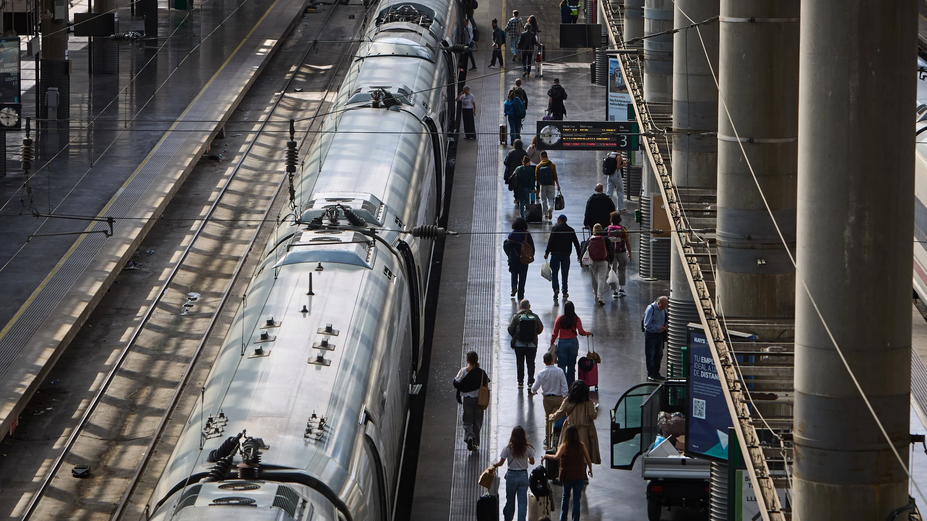 Día después de los cortes de luz y electricidad generalizada en toda España. Afectados en la estación de Atocha.. © Alberto R. Roldán / Diario La Razón. 29 05 2025