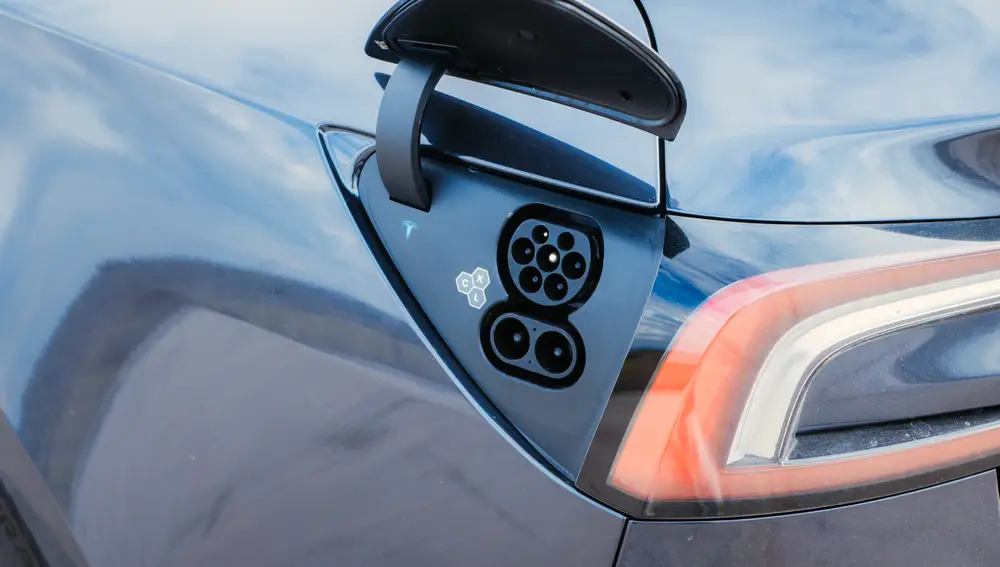 El puerto de carga de un coche Tesla Model 3