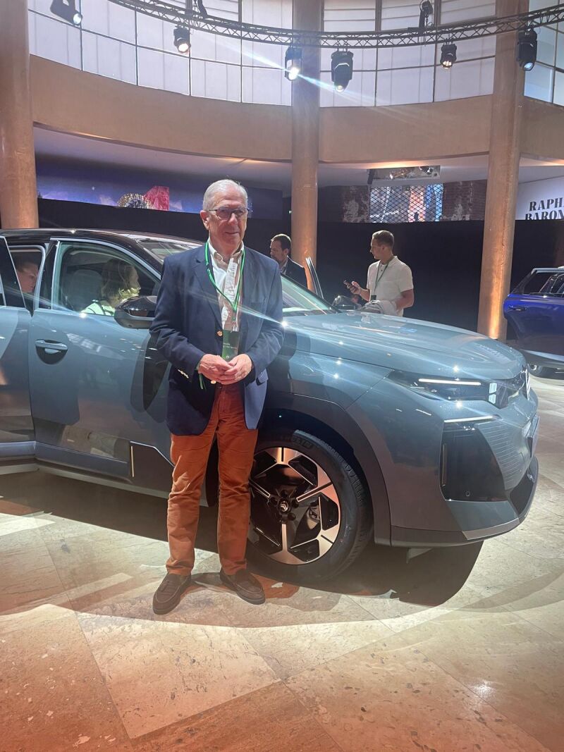 Carlos de Miguel, junto a la nueva generación del Citroën C5 Aircross