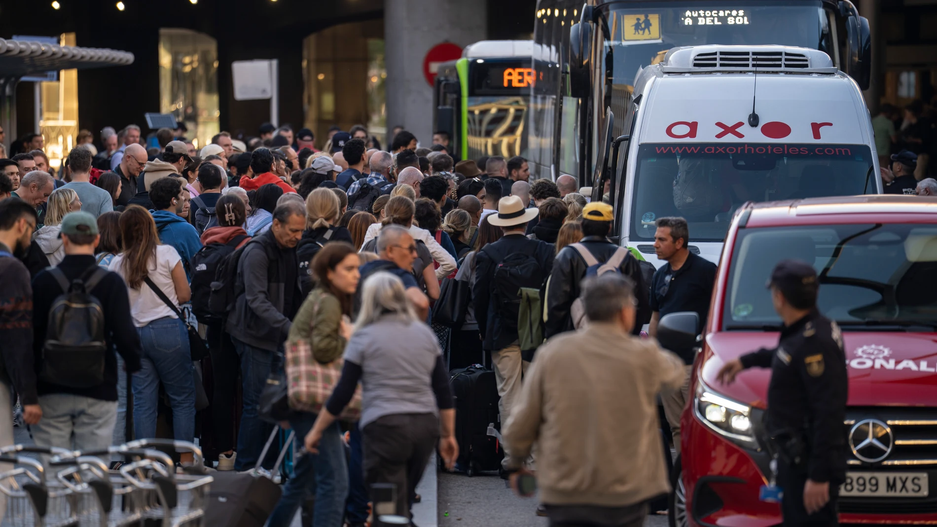 Pasajeros en el Aeropuerto de Madrid-Barajas el día del apagón en la Península Ibérica
