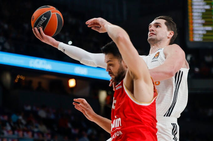 Hezonja se eleva por encima de Papanikolau para anotar