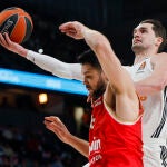 Hezonja se eleva por encima de Papanikolau para anotar