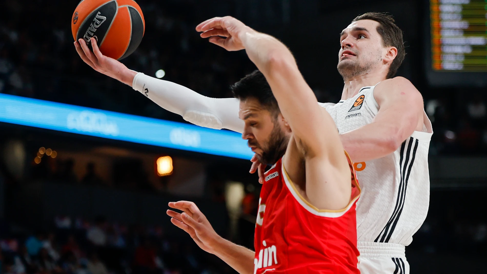 Hezonja se eleva por encima de Papanikolau para anotar