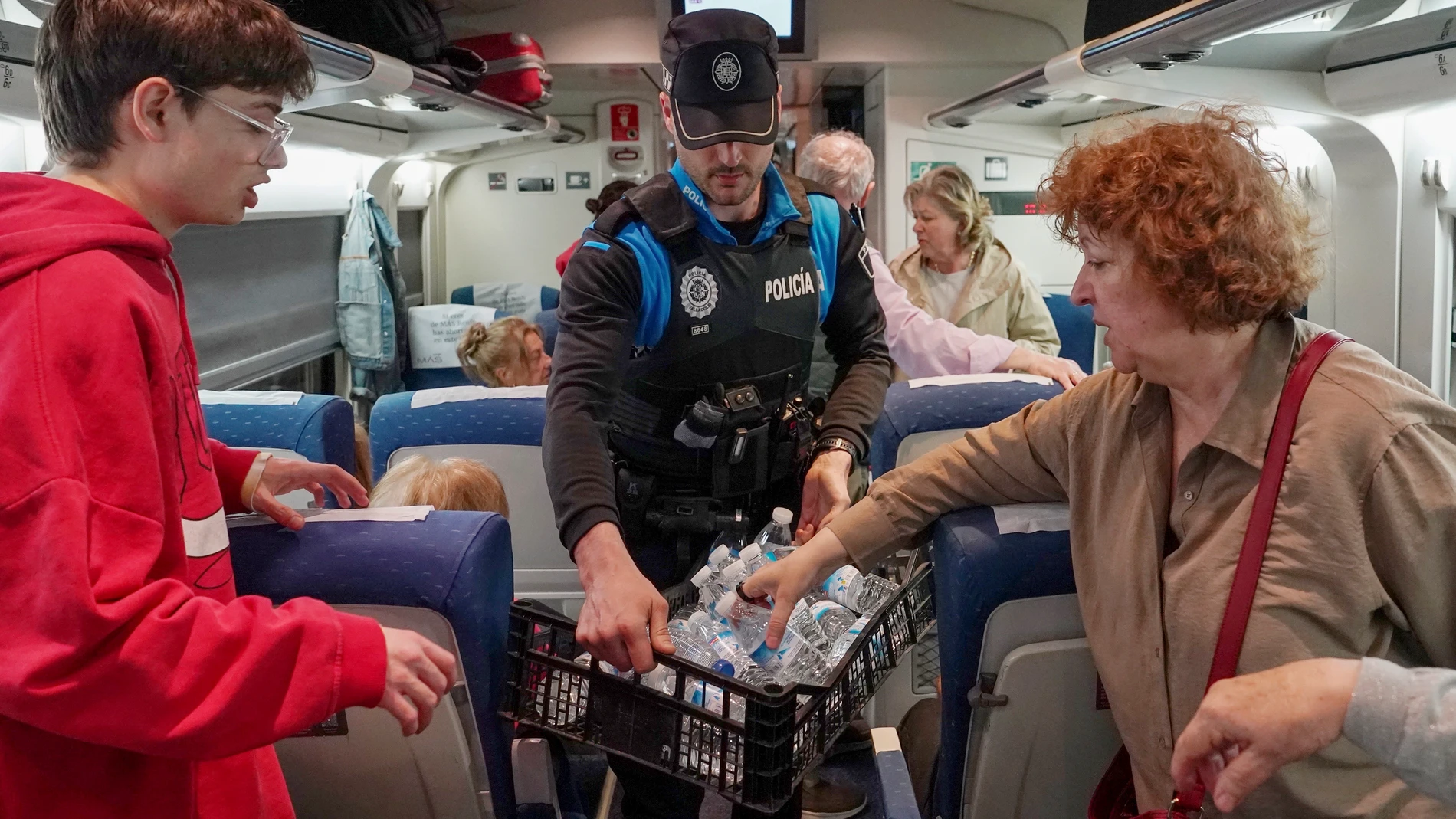 Reparto de agua en un tren varado en Valladolid