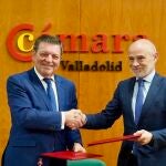 El consejero de la Presidencia, Luis Miguel González Gago, y el presidente de la Cámara de Comercio de Valladolid, Víctor Caramanzana, firman el protocolo