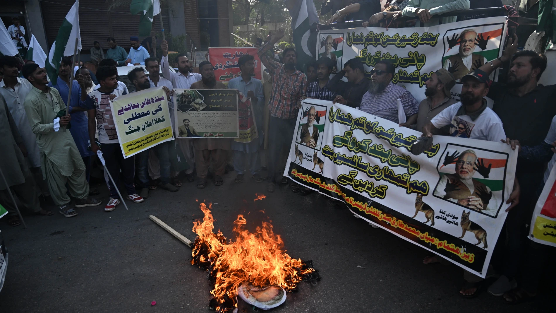KARACHI (Pakistan), 29/04/2025.- People burn an Indian flag and an effigy depicting Indian Prime Minister Narendra Modi during a rally against India's suspension of the Indus Water Treaty over the Pahalgam attacks near the Afghan border, in Karachi, Pakistan, 29 April 2025. Pakistan's National Security Committee (NSC) convened on 24 April to respond to India's measures, including the downgrading of diplomatic ties, following the deadly attack in Pahalgam, India-administered Kashmir, that left...
