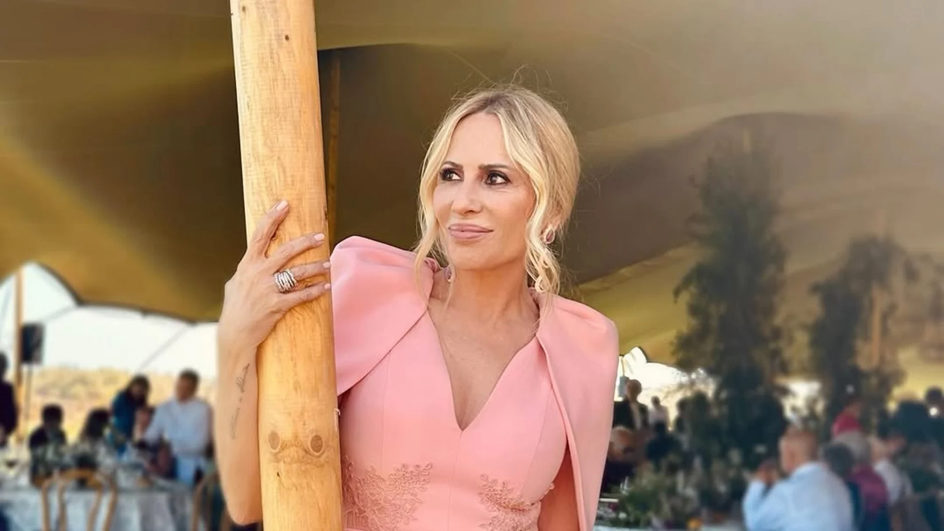 Marta Sánchez como invitada de boda.