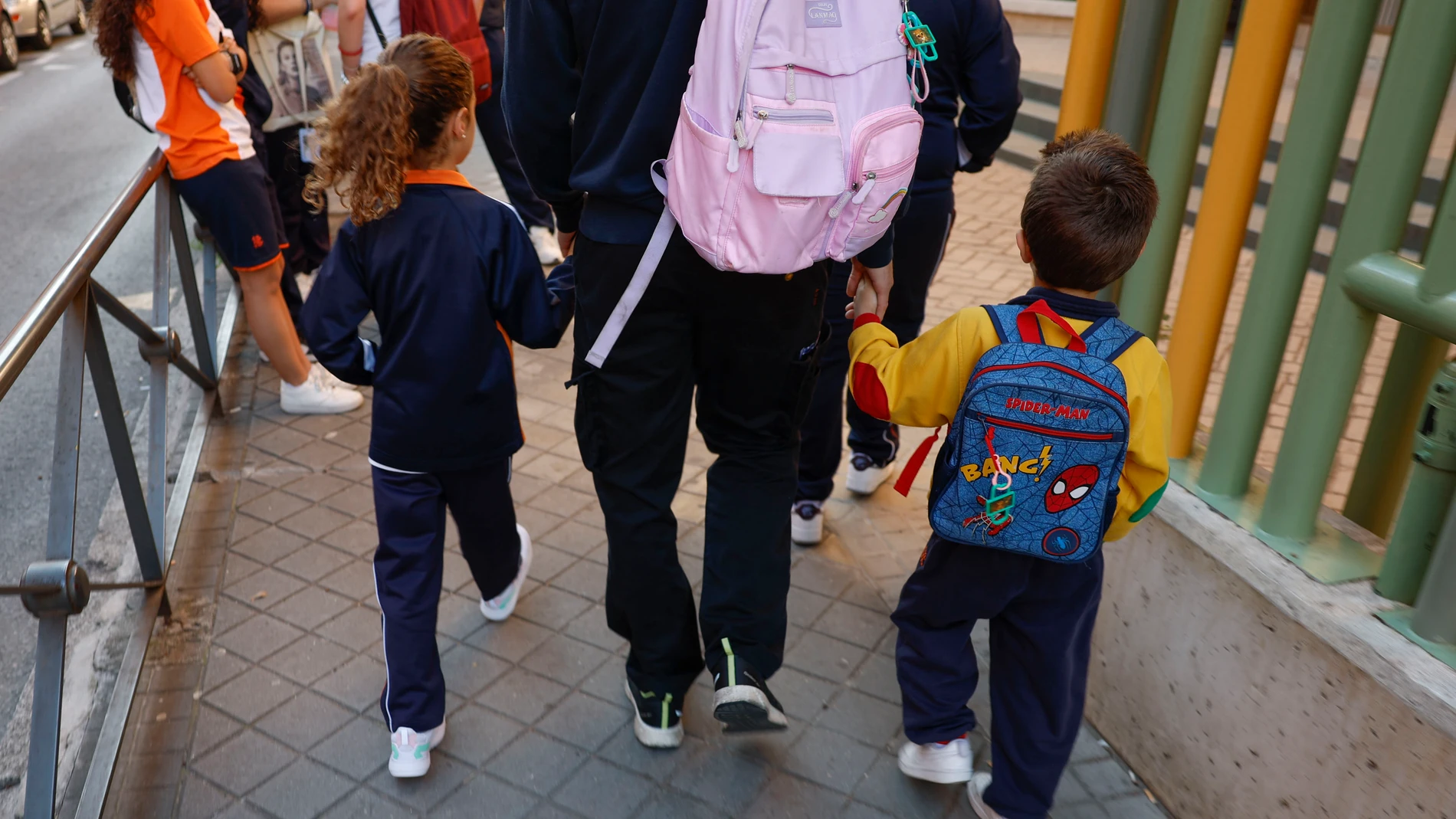 MADRID, 29/04/2025.- Un padre acerca a sus hijos al Colegio Nazaret, en el madrileño distrito de Carabanchel, este martes, tras el apagón eléctrico que afectó a la península desde las 12.30 horas del lunes y que mantuvo sin luz a los municipios madrileños hasta bien entrada la tarde y, en el caso de la capital de España, en bastantes zonas hasta caída la noche. EFE/Mariscal