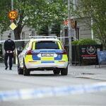Policía patrulla en las inmediaciones de la plaza Vaksala en Uppsala, donde al menos tres personas han muerto en un tiroteo