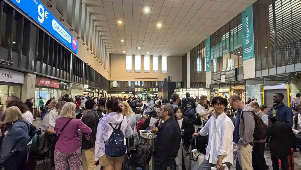 La estación de Santa Justa se convirtió en un «albergue» de pasajeros sin tren