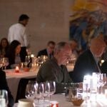 Sumilleres catan los vinos apoyados con velas para poder ver debido al apagón