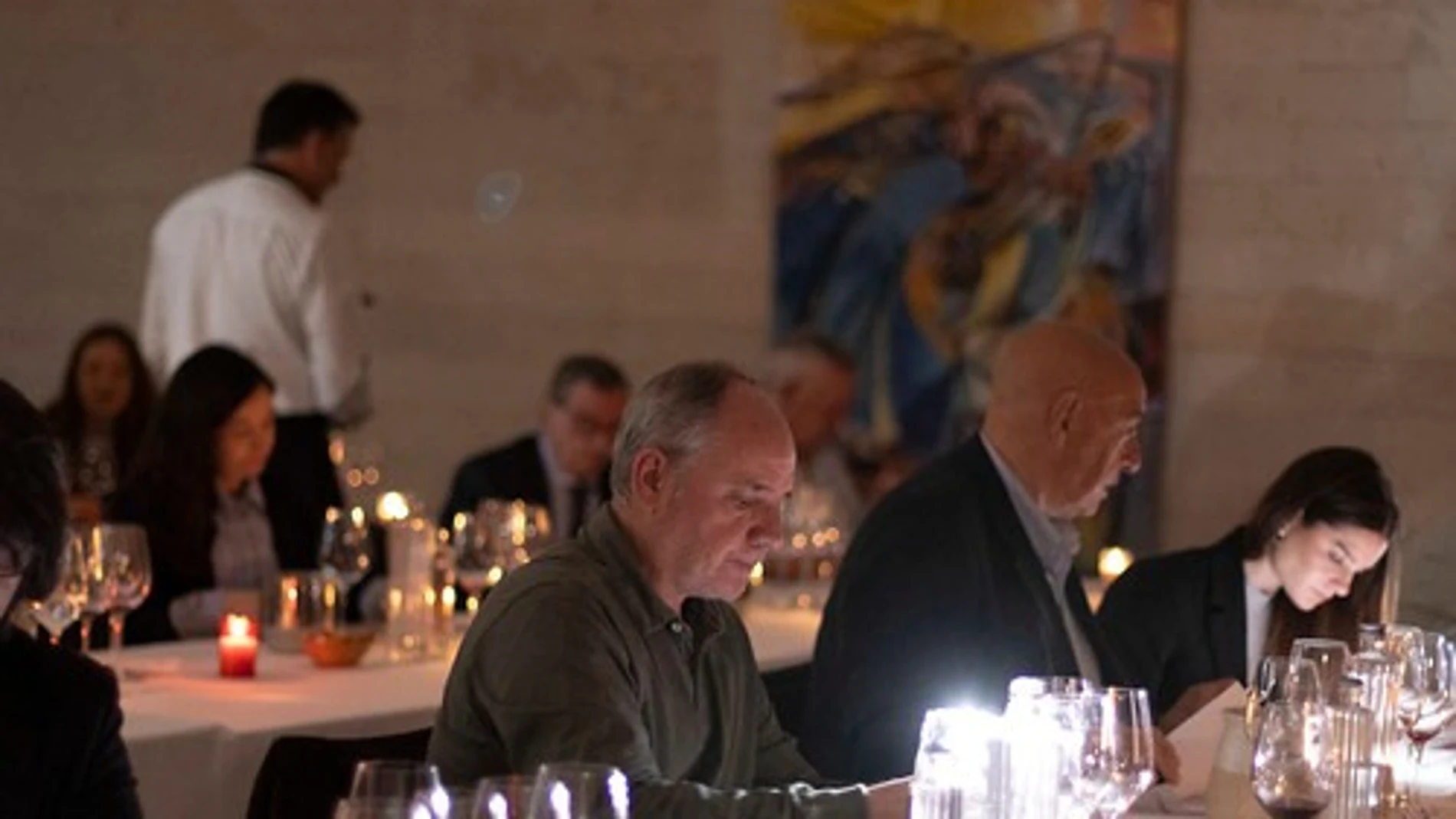 Sumilleres catan los vinos apoyados con velas para poder ver debido al apagón