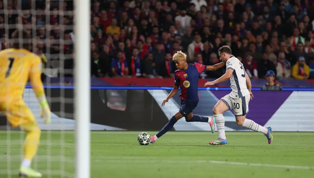 FC Barcelona v FC Internazionale Milano - UEFA Champions League 2024/25 Semi-Final First Leg