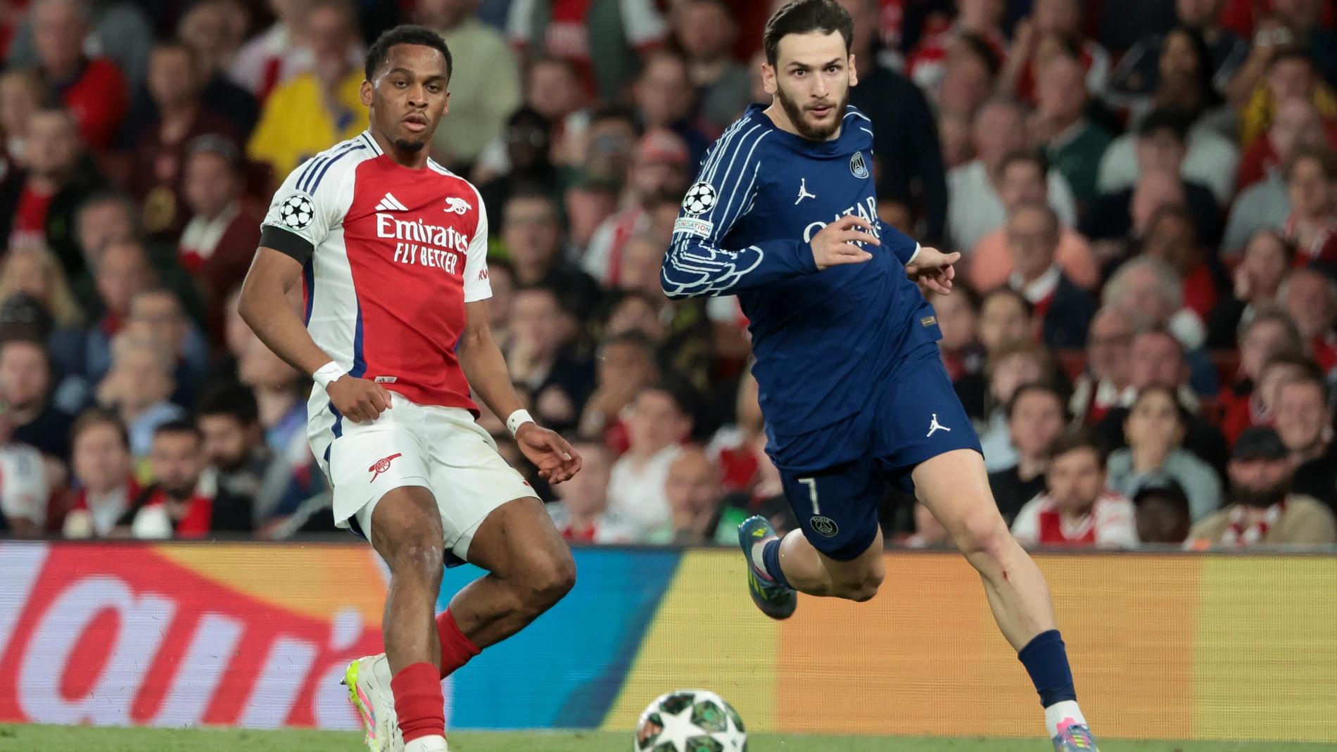 Jurrien Timber of Arsenal, Khvicha Kvaratskhelia of PSG during the UEFA Champions League, Semi-finals, 1st leg football match between Arsenal FC and Paris Saint-Germain (PSG) on April 29, 2025 at Emirates Stadium in London, England - Photo Jean Catuffe / DPPIAFP7 29/04/2025 ONLY FOR USE IN SPAIN