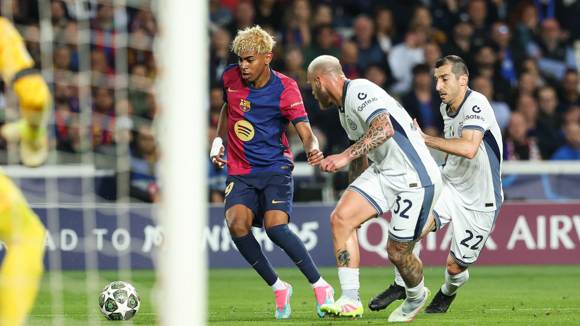 Lamine Yamal of FC Barcelona and Federico Dimarco of FC Internazionale in action during the UEFA Champions League 2024/25 Semi Final First leg, match between FC Barcelona and FC Internazionale Milano at Estadi Olimpic Lluis Companys on April 30, 2025 in Barcelona, Spain. AFP7 30/04/2025 ONLY FOR USE IN SPAIN