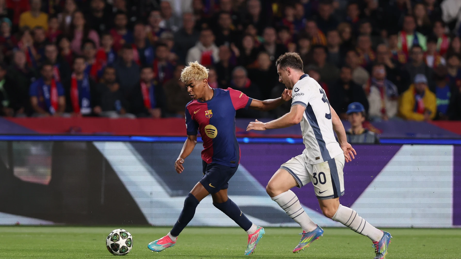 Lamine Yamal of FC Barcelona and Carlos Augusto of FC Internazionale in action during the UEFA Champions League 2024/25 Semi Final First leg, match between FC Barcelona and FC Internazionale Milano at Estadi Olimpic Lluis Companys on April 30, 2025 in Barcelona, Spain.AFP7 30/04/2025 ONLY FOR USE IN SPAIN