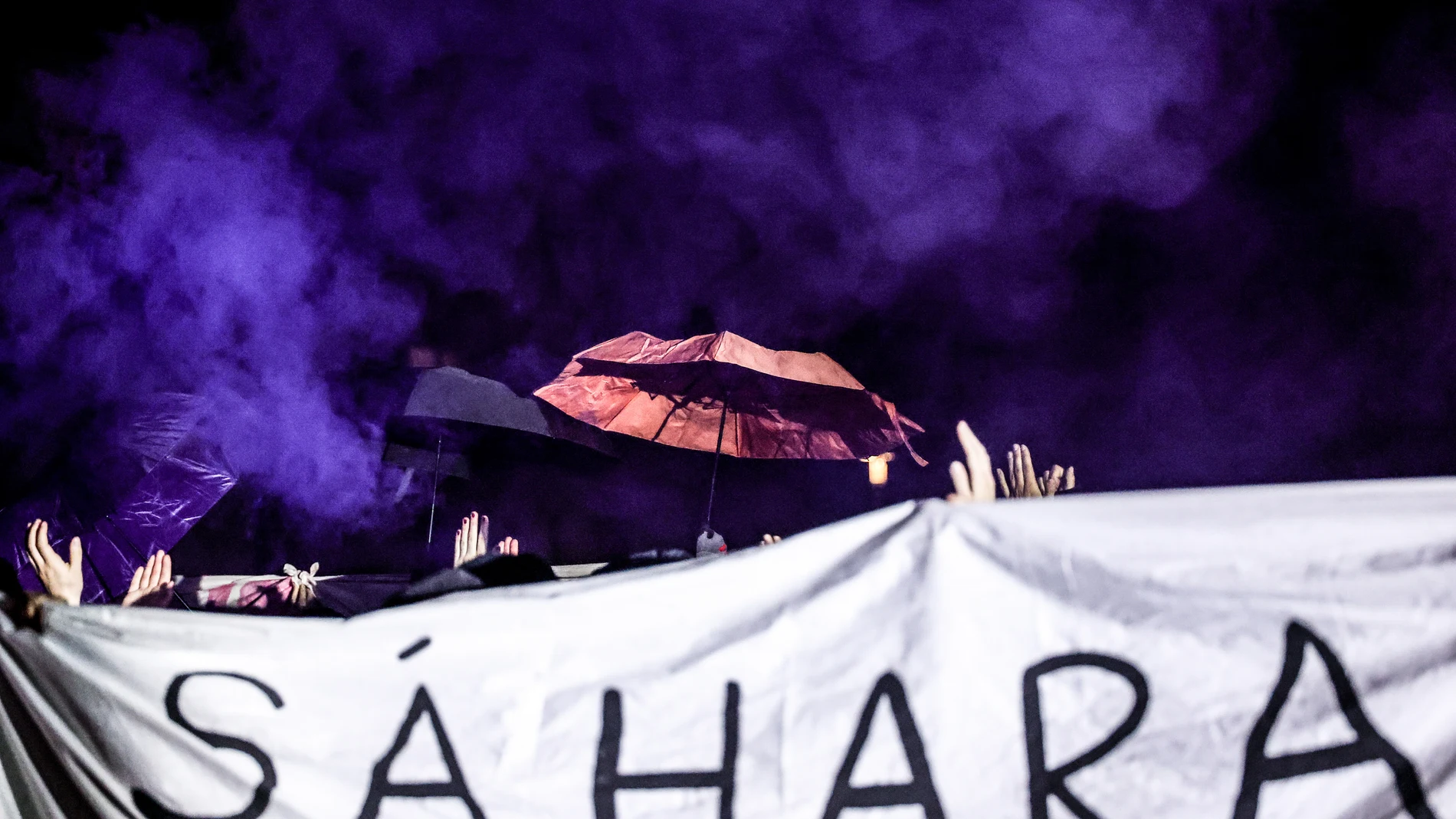 BERLIN (Germany), 30/04/2025.- Participants carry a sign that reads 'Sahara' as they attend a 'Take Back The Night' protest on May Day eve in Berlin, Germany, 30 April 2025. The rally on the eve of International Workers' Day, or May Day, was organized under the motto 'Take Back The Night' to protest against capitalist patriarchy. (Protestas, Alemania) EFE/EPA/FILIP SINGER
