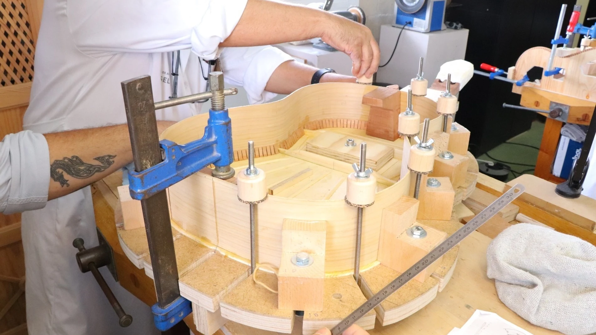 Fabricación de guitarras en uno de los talleres formativos de la Escuela de Artesanos de Gelves (Sevilla), dependiente de la Junta de Andalucía