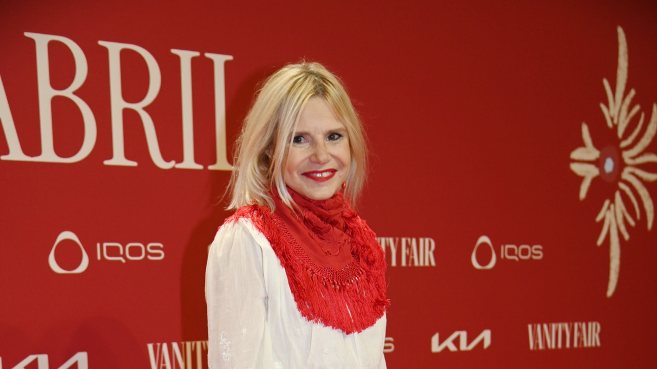 Eugenia Martínez de Irujo enseña cómo llevar el vestido camisero más favorecedor de septiembre con cinturón que estiliza