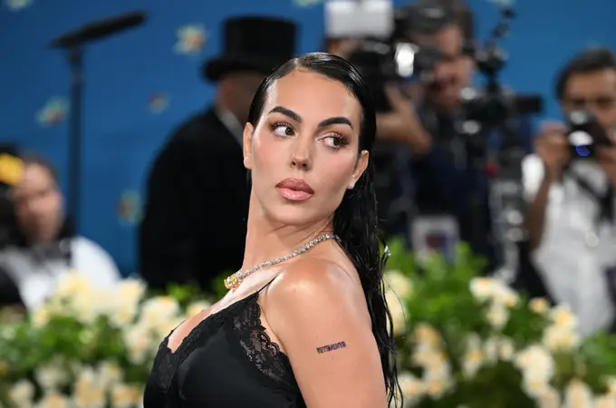 Georgina Rodríguez convierte un vestido de 2.400 euros en viral al llevarlo del revés en Doha Georgina Rodríguez convierte un vestido de 2.400 euros en viral al llevarlo del revés en Doha