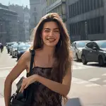 Influencer con piel jugosa.