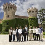 El equipo del certamen a las puertas del castillo de Perelada