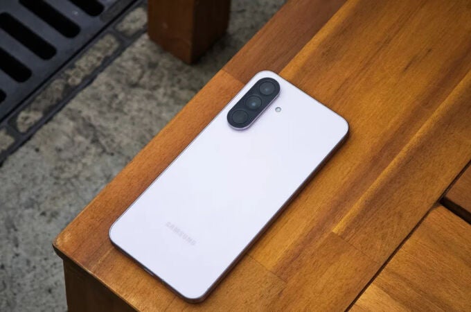 La parte trasera del Samsung Galaxy A56 5G en color rosa