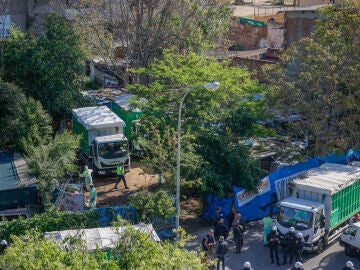 El Ayuntamiento de Barcelona desaloja el asentamiento del barrio de Vallcarca 