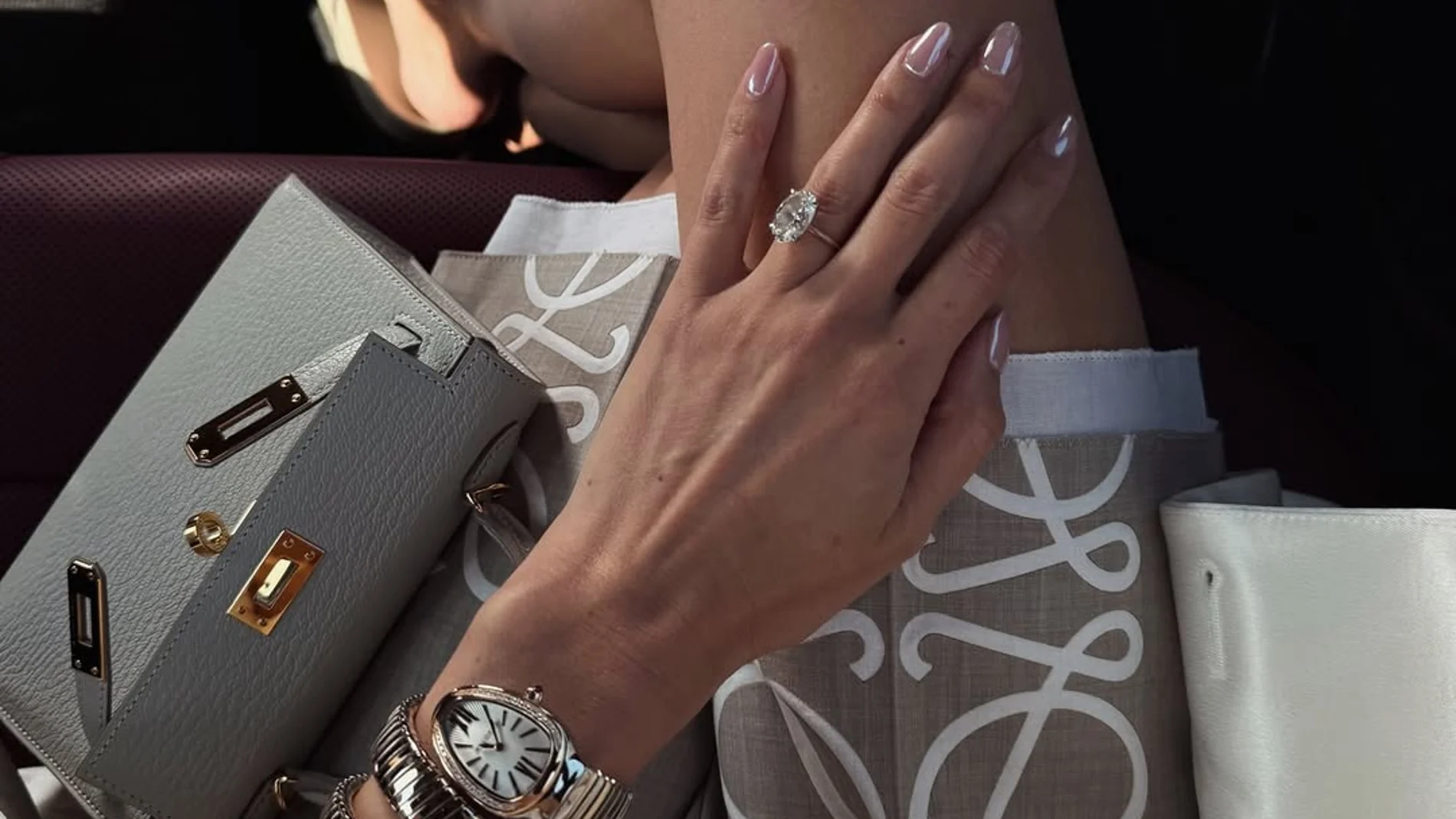 Influencer con manicura de novia.