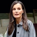 La Reina Letizia reaparece tras su emotivo reencuentro con la Princesa Leonor con su look primaveral más lady