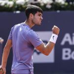 Alcaraz celebra un punto ante Lajovic en su estreno en Roma