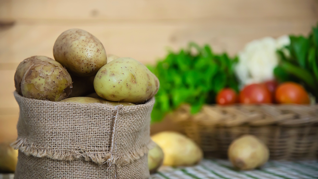 Este es el truco que te permite pelar las patatas cocidas en segundos y sin usar cuchillo