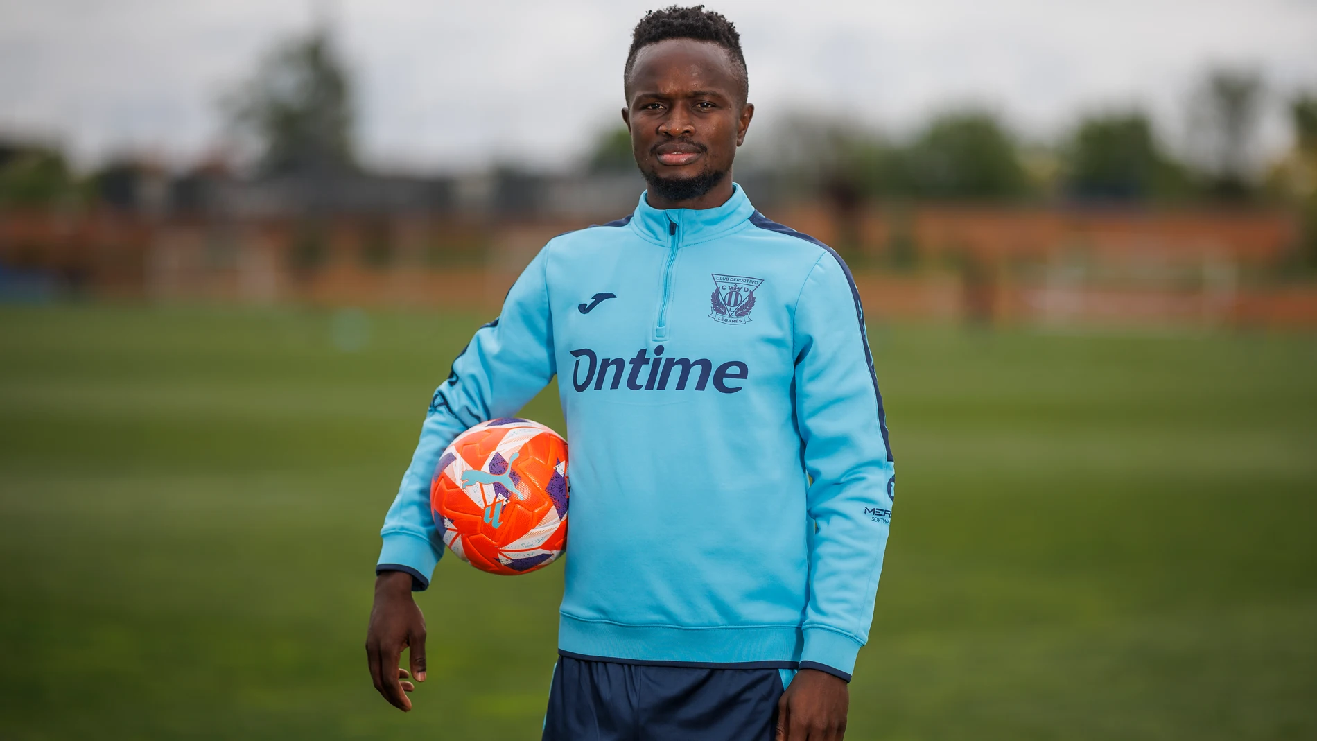 LEGANÉS (MADRID), 09/05/2025.- El jugador del Leganés Seydoibe Cissé, posa durante una entrevista a EFE. Resulta difícil escuchar a alguien en el seno del Leganés hablar mal de Seydouba Cissé (Dabola, Guinea-Conakri, 2001). De hecho es habitual que su entorno disfrute cuando las cosas le van bien; sin ir más lejos su propio entrenador, Borja Jiménez, en rueda de prensa. Sonriente, discreto y siempre agradecido por la oportunidad que en su día le dio el club; ahora solo quiere devolver todo es...