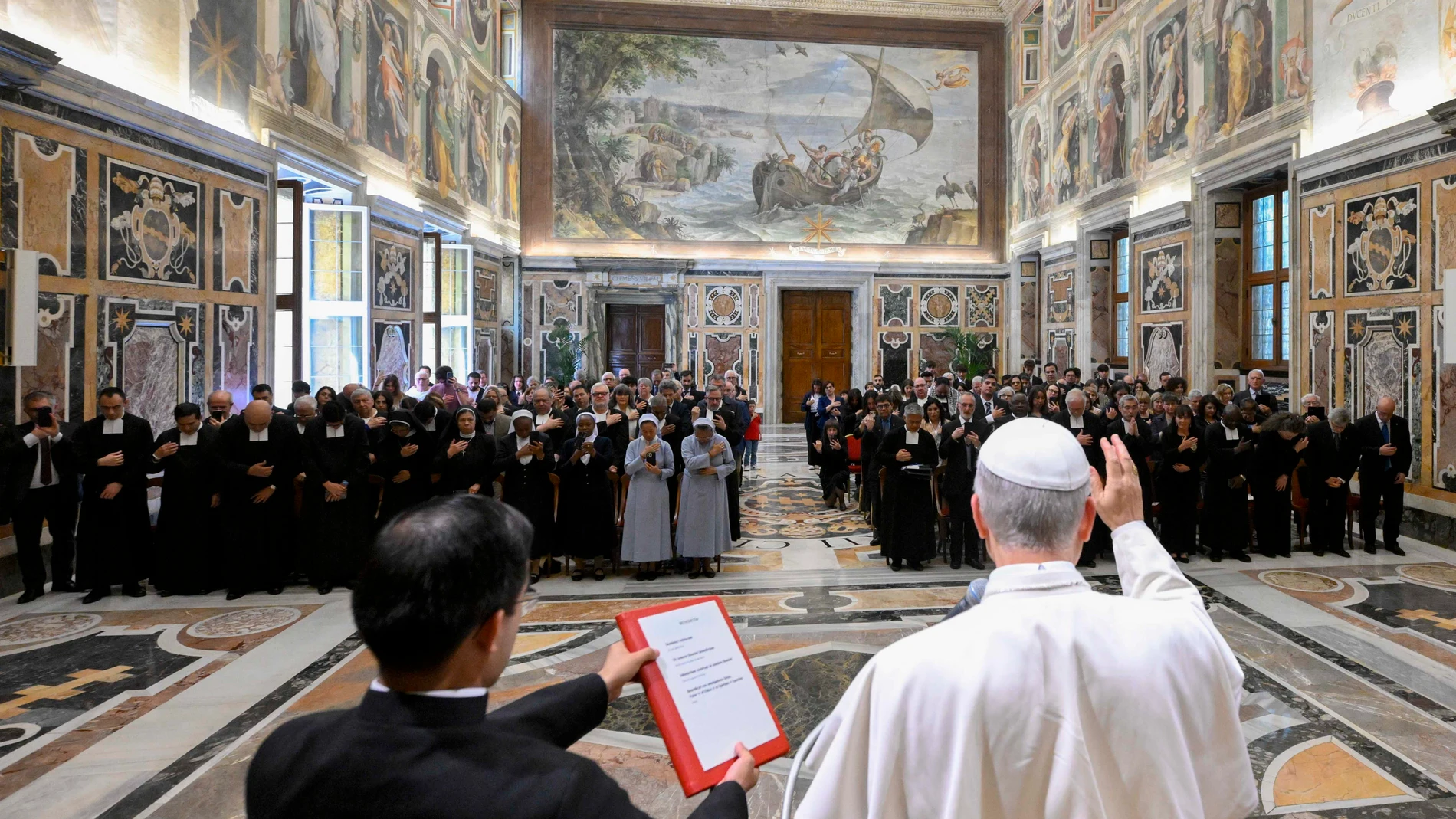 El Papa León XIV durante la audiencia a los representantes de la congregación de los Hermanos de las Escuelas Cristianas, este jueves. El pontífice alertó en su discurso de la falta de escucha a los jóvenes en la familia y en la escuela, a veces entre los mismos compañeros, lo que deriva en "soledad". EFE/Vatican Meida/Simone Risoluti **SOLO USO EDITORIAL/SOLO DISPONIBLE PARA ILUSTRAR LA NOTICIA QUE ACOMPAÑA (CRÉDITO OBLIGATORIO)***