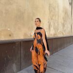 Influencer con look de invitada de verano.