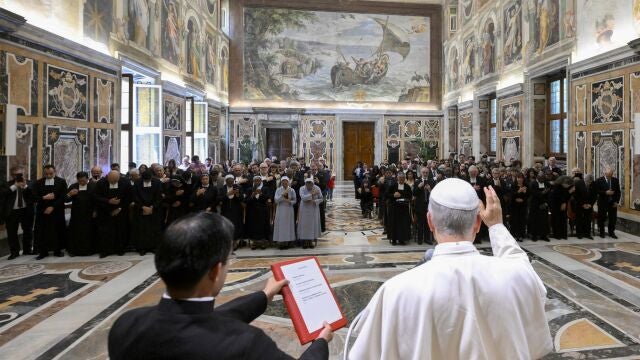 El papa León XIV durante la audiencia a los representantes de la congregación de los Hermanos de las Escuelas Cristianas, este jueves. El pontífice alertó en su discurso de la falta de escucha a los jóvenes en la familia y en la escuela, a veces entre los mismos compañeros, lo que deriva en "soledad".