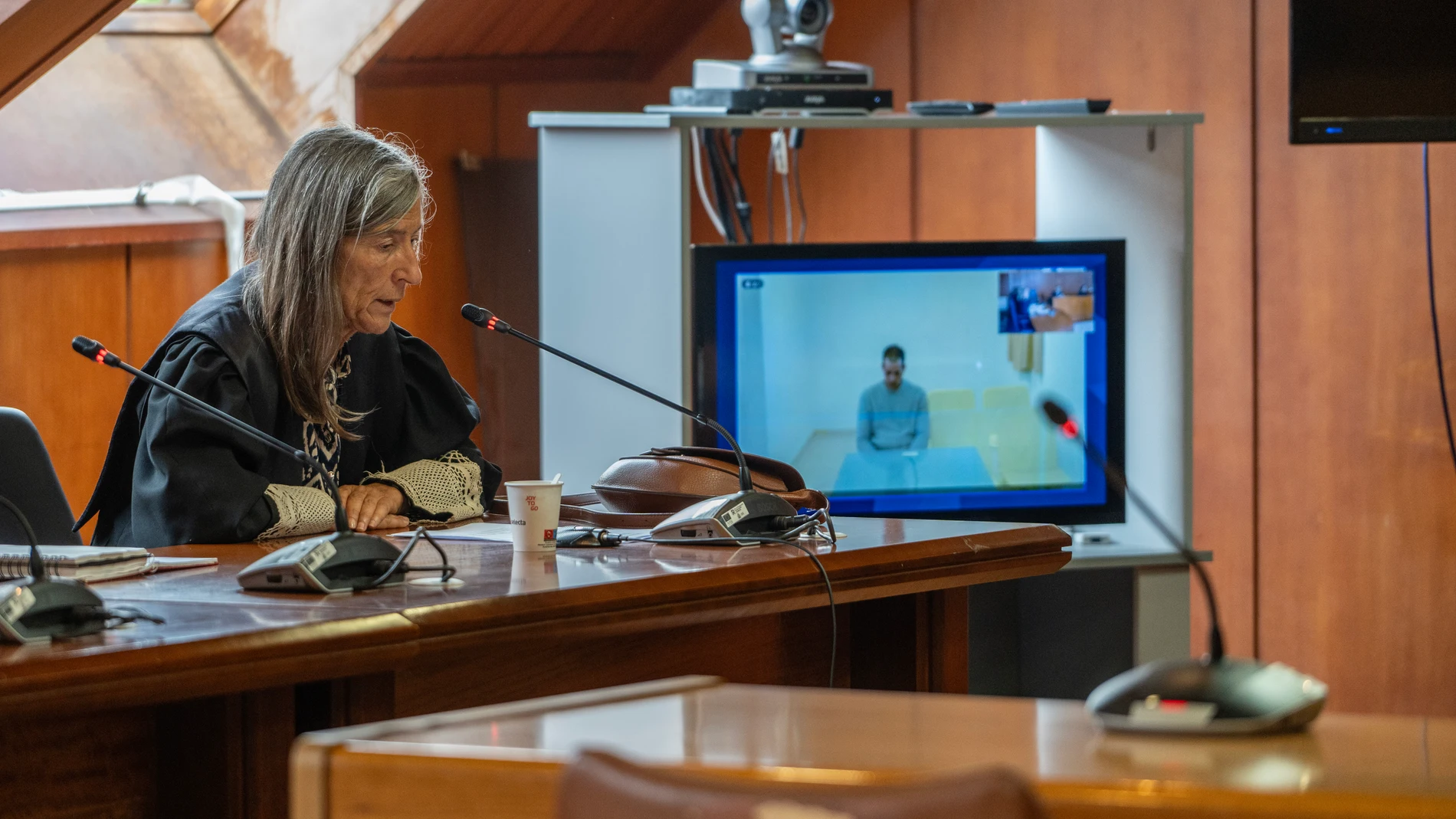 SANTANDER, 16/05/2025.- Vista celebrada en la Audiencia de Cantabria en Santander este viernes contra José Reñones, condenado por asesinar a su expareja y a su bebé en su casa de Liaño de Villaescusa. La Fiscalía y las acusaciones particulares han pedido este viernes que el condenado permanezca en prisión ante un "evidente" riesgo de fuga, lo que su defensa ha negado por su falta de recursos económicos. EFE/ Román G. Aguilera