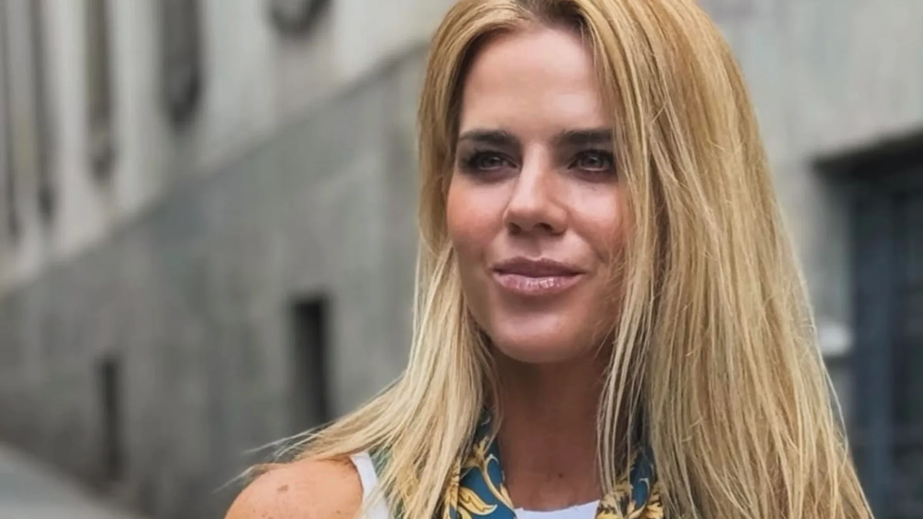 Amelia Bono con look de básicos.