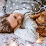 Dormir con un perro o con un gato: que recomiendan los veterinarios y qué opción es mejor para la salud