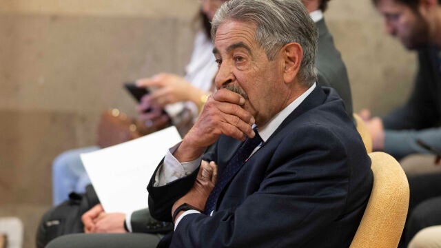 SANTANDER, 16/05/2025.- El expresidente c&aacute;ntabro Miguel &Aacute;ngel Revilla ha asegurado este viernes, en el acto de conciliaci&oacute;n con el rey Juan Carlos I celebrado en un juzgado santanderino, que no se retracta de las palabras por las que el em&eacute;rito le exige una rectificaci&oacute;n y 50.000 euros al considerarlas "injuriosas y calumniosas". EFE/Pedro Puente POOL 