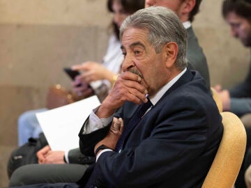 SANTANDER, 16/05/2025.- El expresidente c&aacute;ntabro Miguel &Aacute;ngel Revilla ha asegurado este viernes, en el acto de conciliaci&oacute;n con el rey Juan Carlos I celebrado en un juzgado santanderino, que no se retracta de las palabras por las que el em&eacute;rito le exige una rectificaci&oacute;n y 50.000 euros al considerarlas "injuriosas y calumniosas". EFE/Pedro Puente POOL 