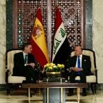 El presidente de España, Pedro Sánchez, y el ministro de Exteriores de Irak, Fuad Hussein, durante su reunión en Bagdad (Irak) previa a la cumbre de la Liga de Estados Árabes