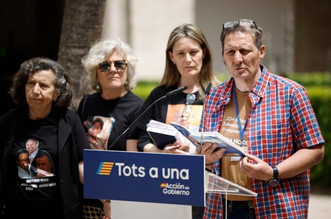 Christian Lesaec se dirige a la prensa junto a Rosa Álvarez