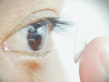 Participante del estudio poni&eacute;ndose las lentillas