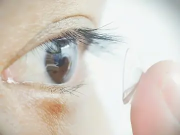 Persona poniéndose la lentilla Participante del estudio poniéndose las lentillas