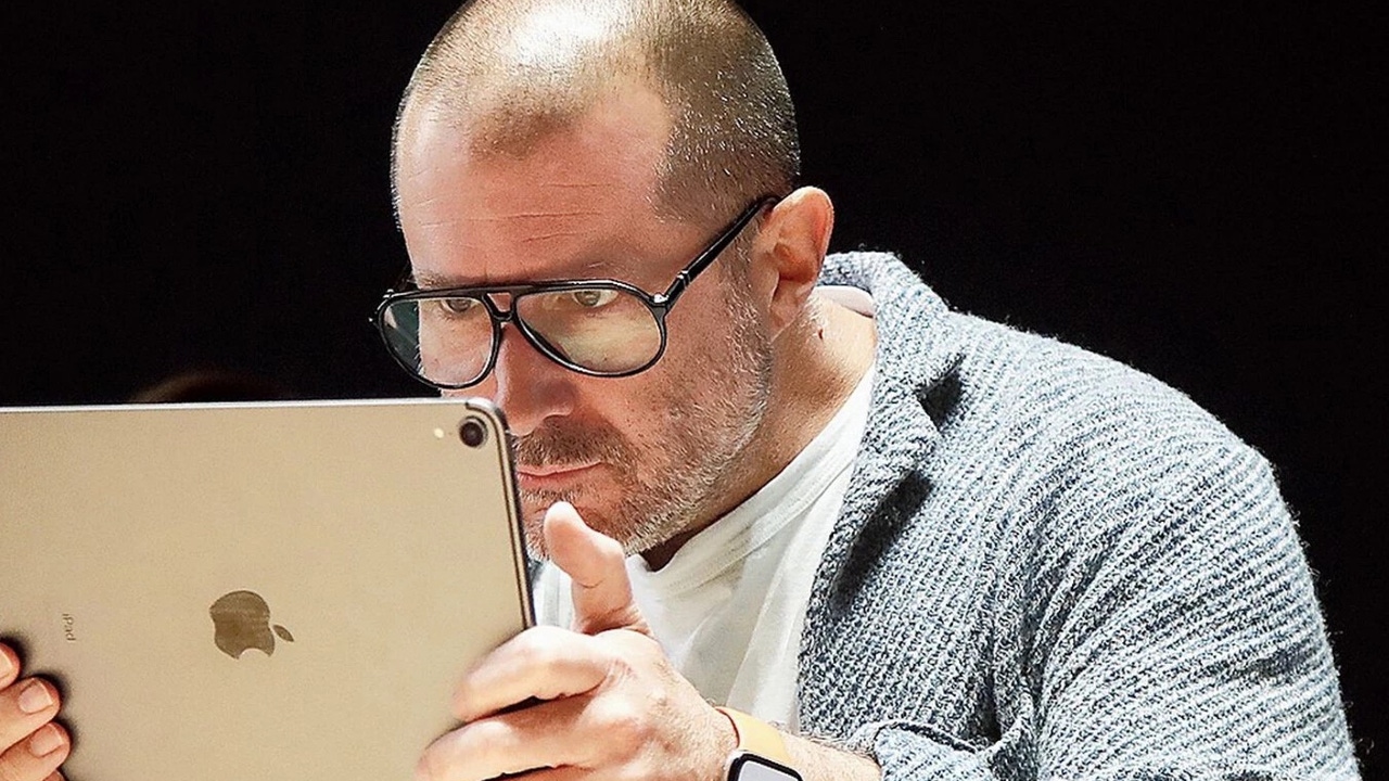 Jony Ive, diseñador del iPhone, se rinde ante la IA: "Es casi abrumador"